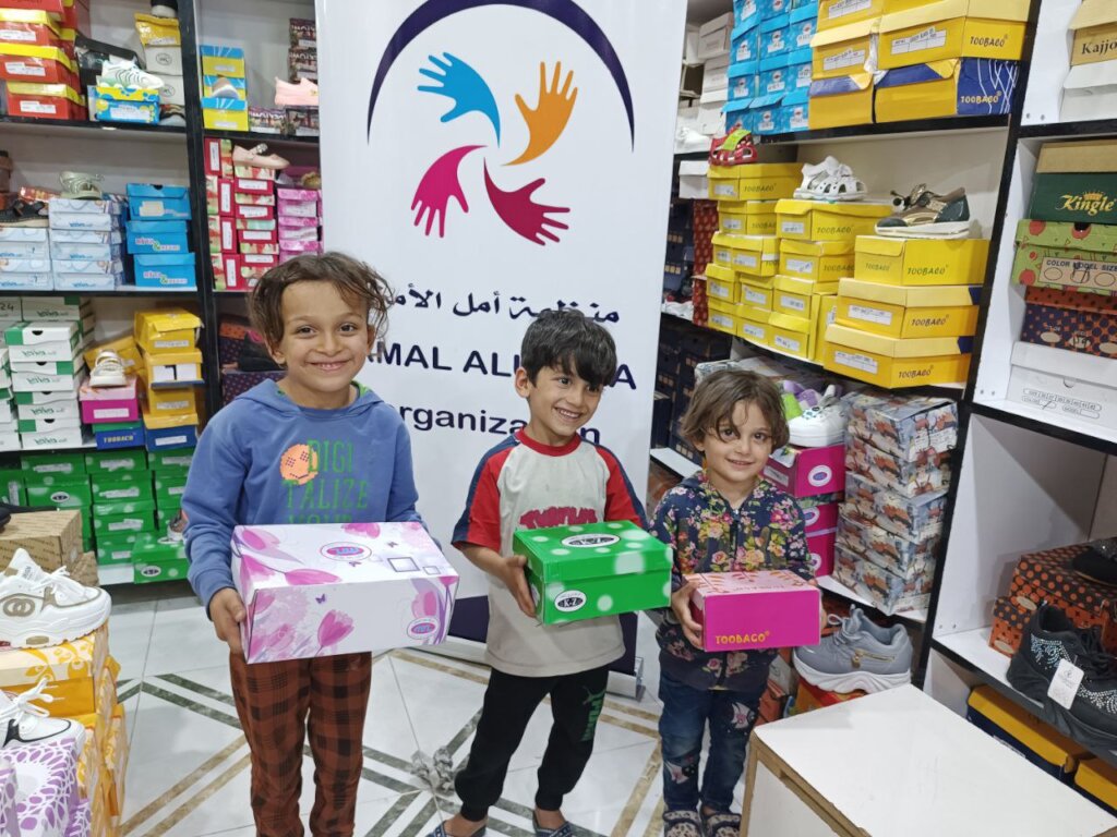 Give clothes to orphan children in northern Syria
