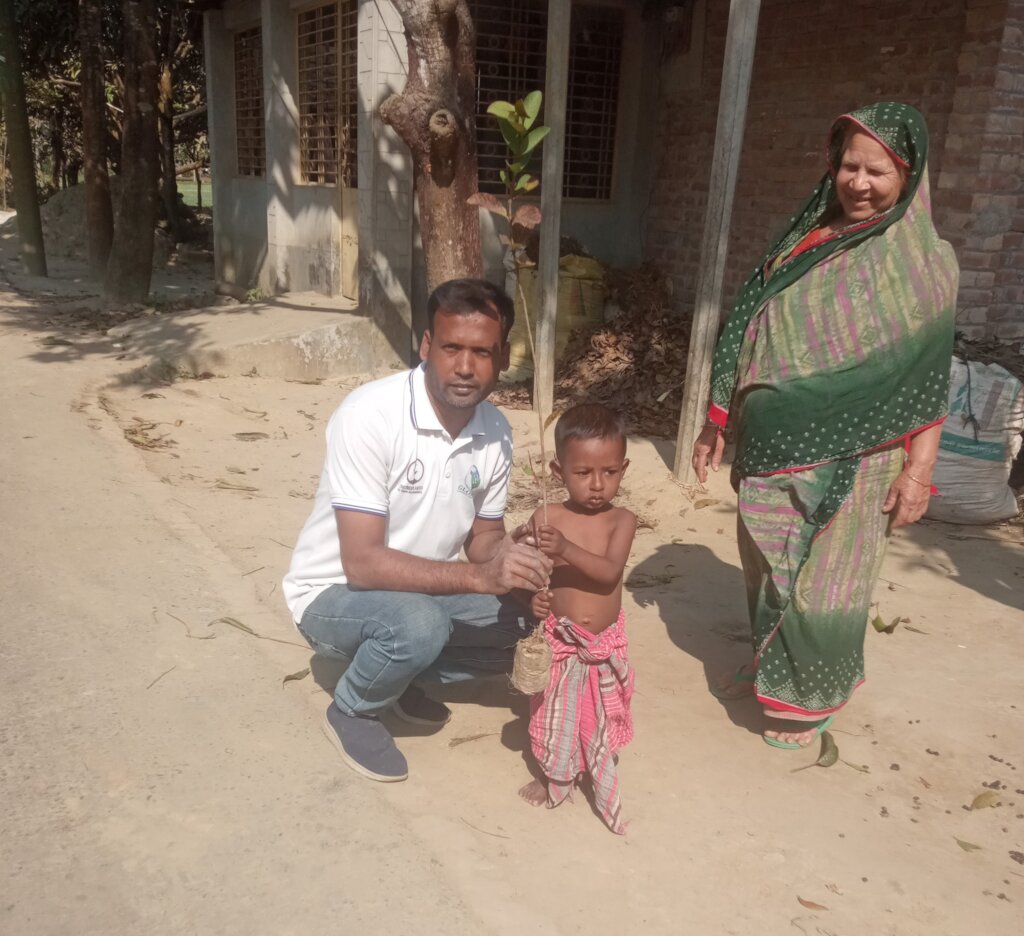 Children received the tree