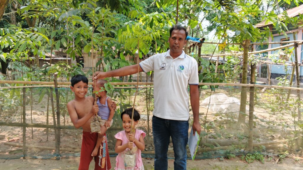 Children received the tree