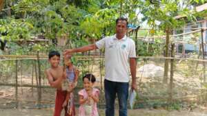 Children received the tree