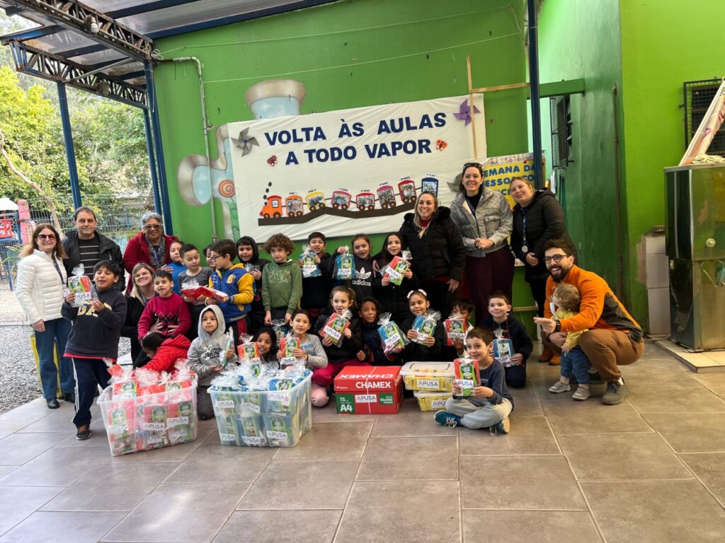 Registro simbolico da entrega de kits escolares