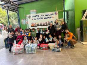 Registro simbolico da entrega de kits escolares
