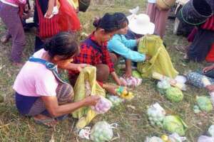 PYO prepares bags of food for IDPs
