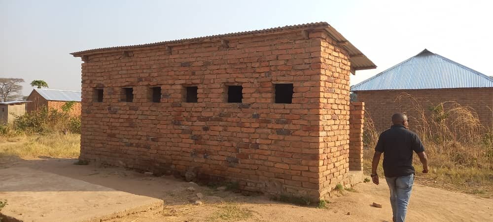 BACKWARD VIEW OF TOILET