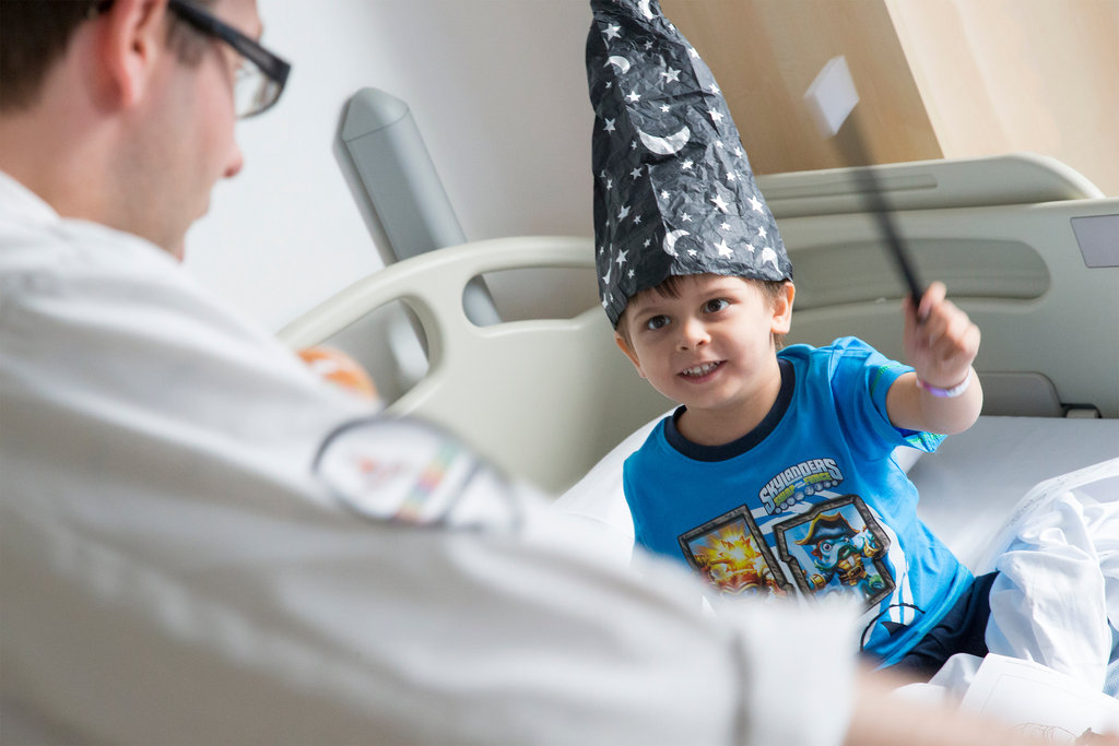 Giggle Doctor visits for children in hospital