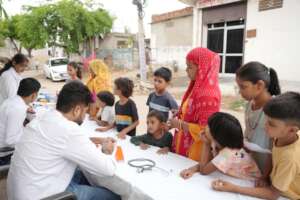 Helping mothers & children during a street clinic