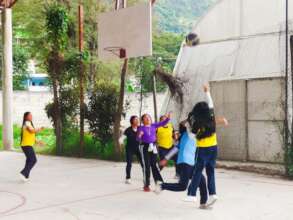 Jugando baloncesto en secundaria