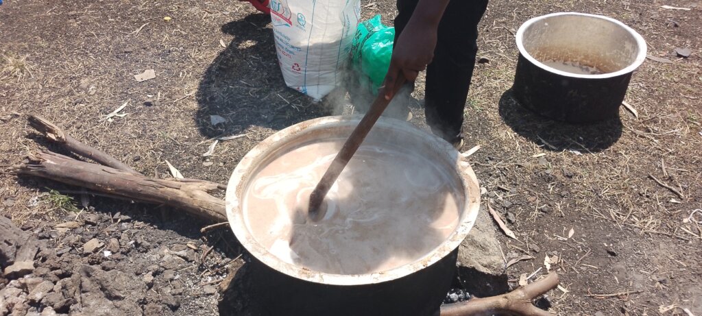 Porridge to IDP malnourrished children in East RDC