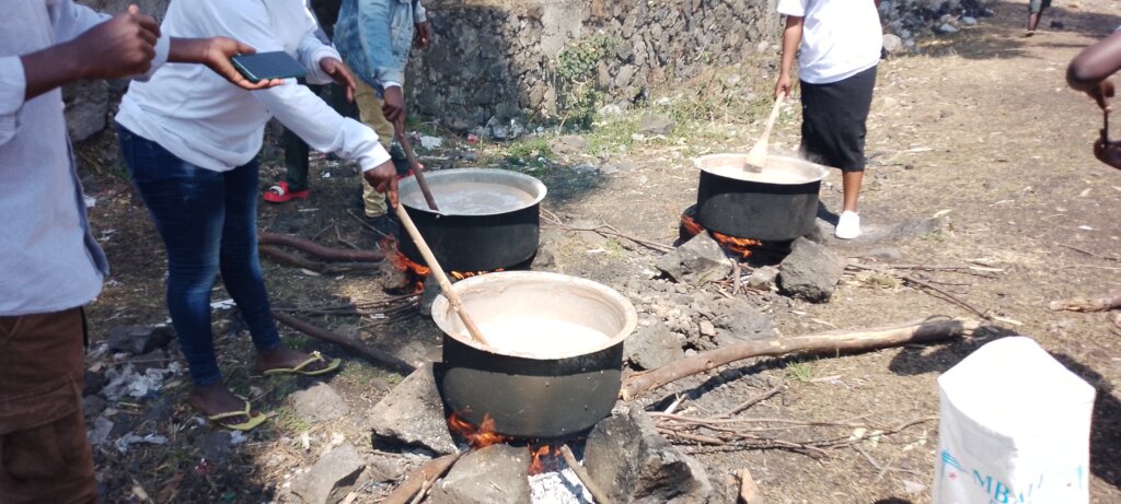 Porridge to IDP malnourrished children in East RDC
