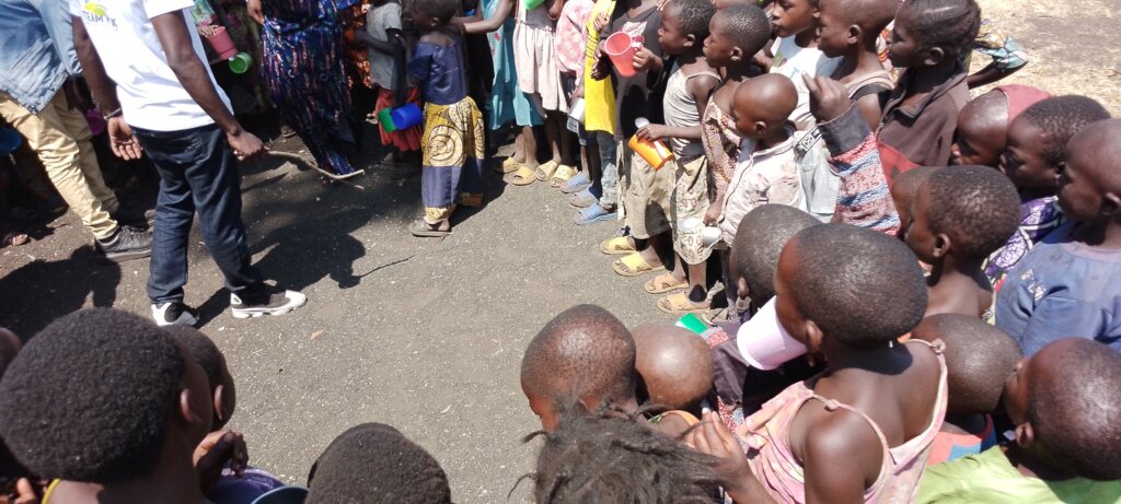 Porridge to IDP malnourrished children in East RDC