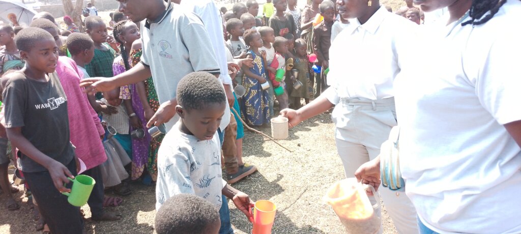 Porridge to IDP malnourrished children in East RDC