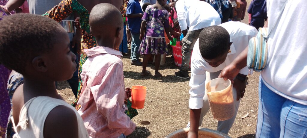 Porridge to IDP malnourrished children in East RDC
