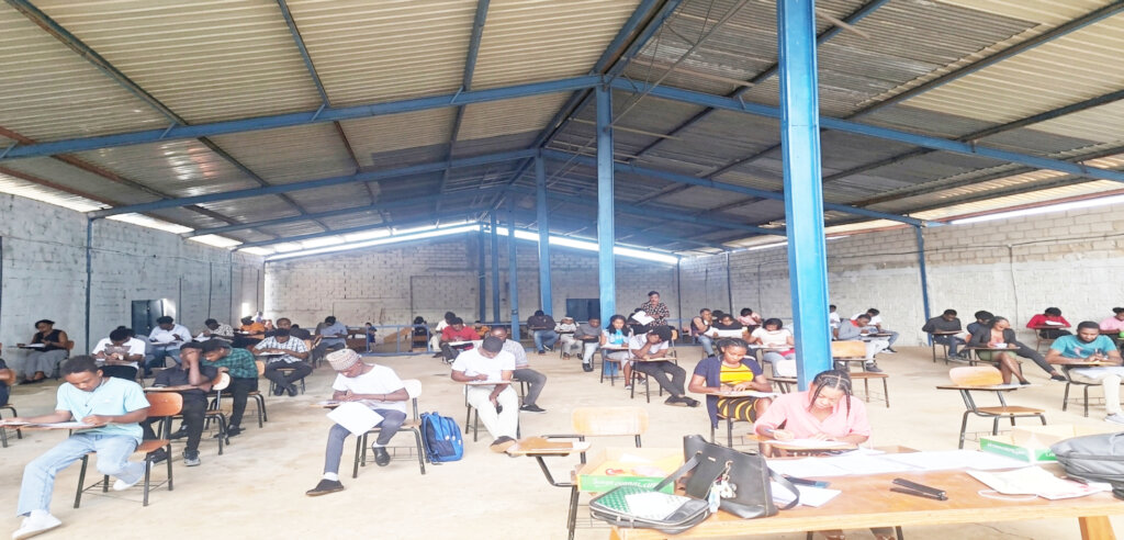 UNIF students take their midterm exams.