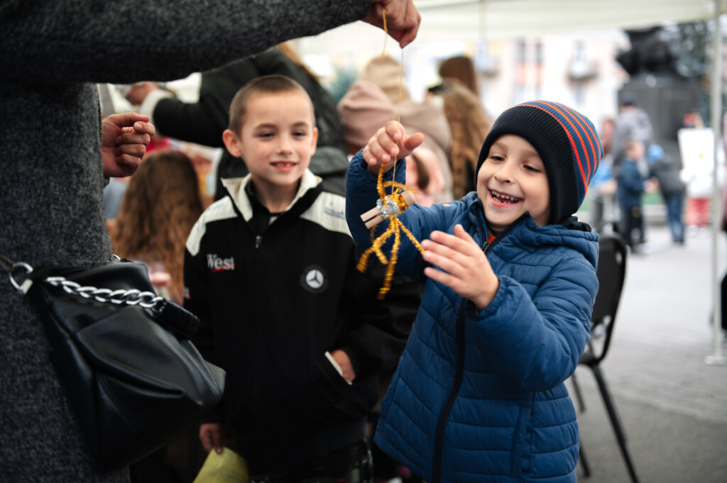 Give support to 1,000 Ukrainian orphaned-children