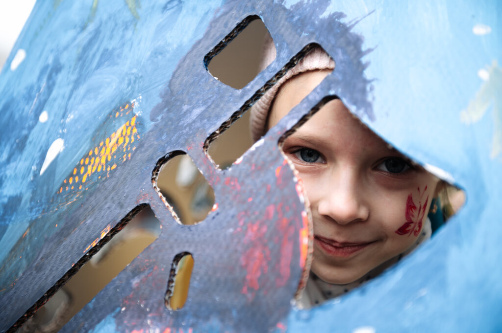 Give support to 1,000 Ukrainian orphaned-children