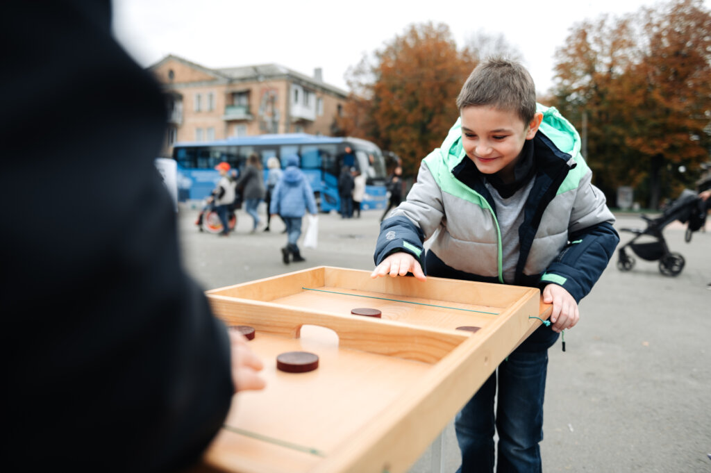 Give support to 1,000 Ukrainian orphaned-children