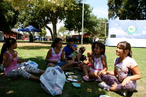 Cooling down in the shade, enjoying healthy snacks