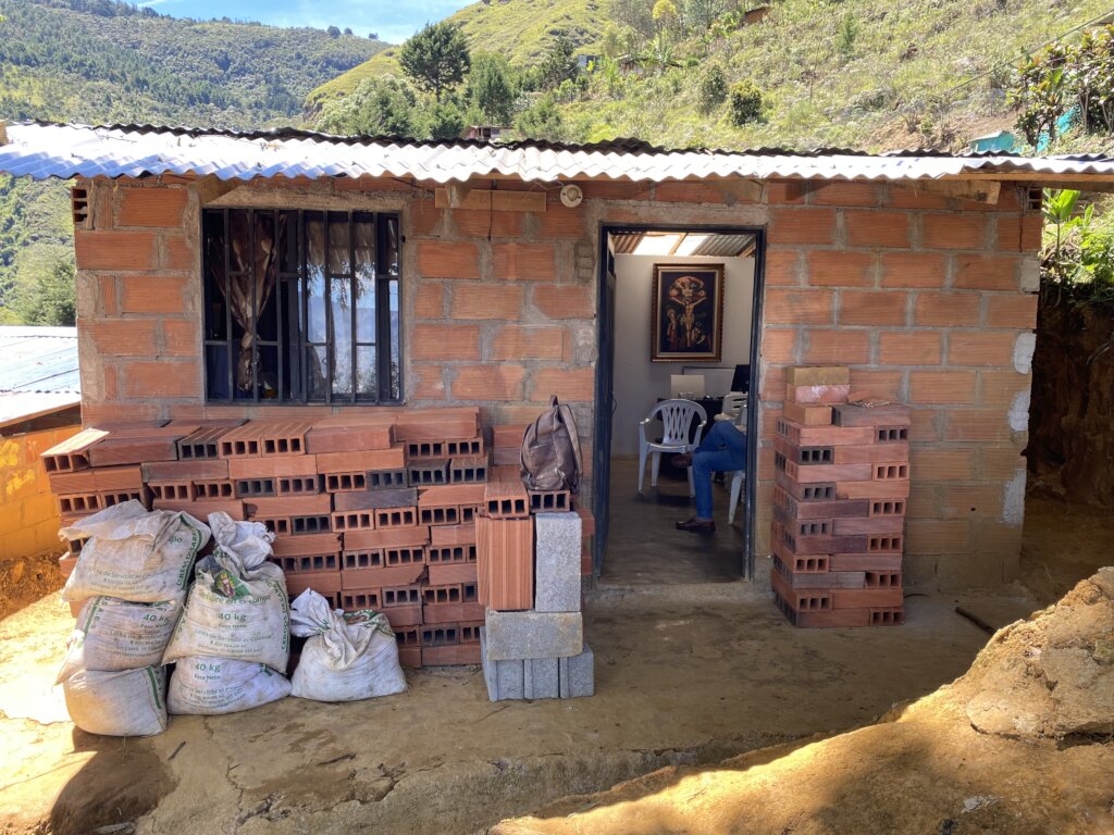 Construction of worthy lives for women in Medellin