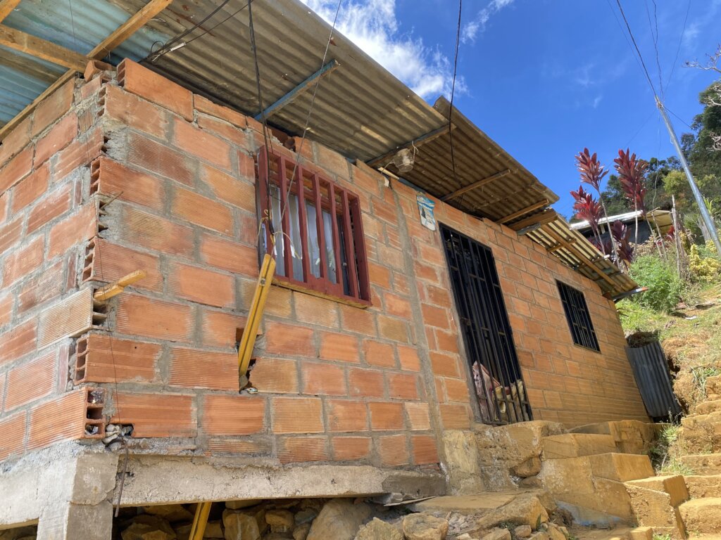 Construction of worthy lives for women in Medellin