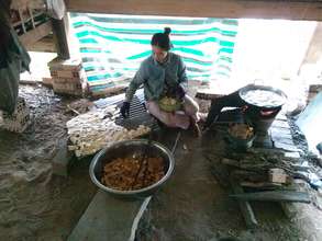 Making banana chip for sale