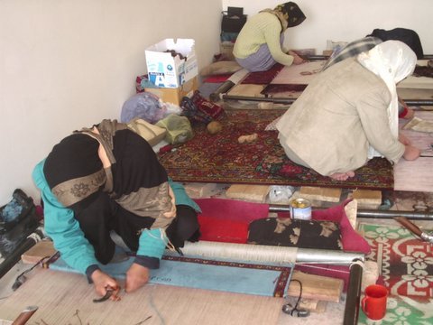 Afghan Women Learn Traditional Carpet Weaving