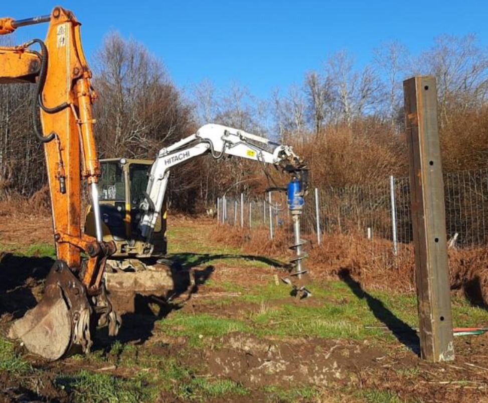 Burial and alignment of fence posts