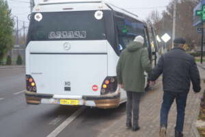 Patients Help Each Other Catch Bus to Clinic