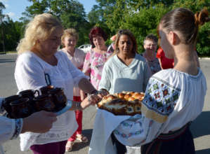 Dr. Ditiu & Colleen Taste Welcome Bread