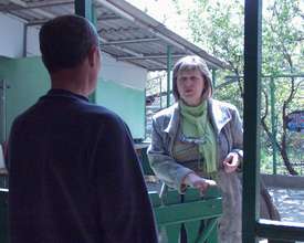 Nadejda arriving at Iurii's house