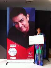 Dr. Shelly receives cheque from Satyamev Jayate