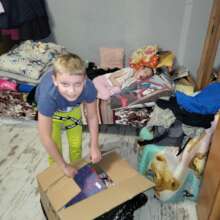 PAY IT FORWARD - gift unpacking in full motion