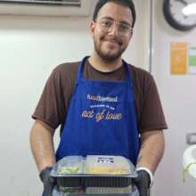 Mahdi prepping the meals for distribution