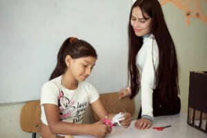 Luisa helping a kid with her homeworks