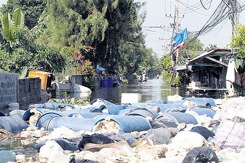 Rubbish float in Wat Rangsit, Prathumthani
