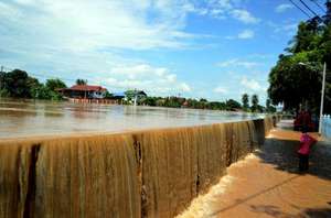 Yom River banks overflow in Sukkhothai