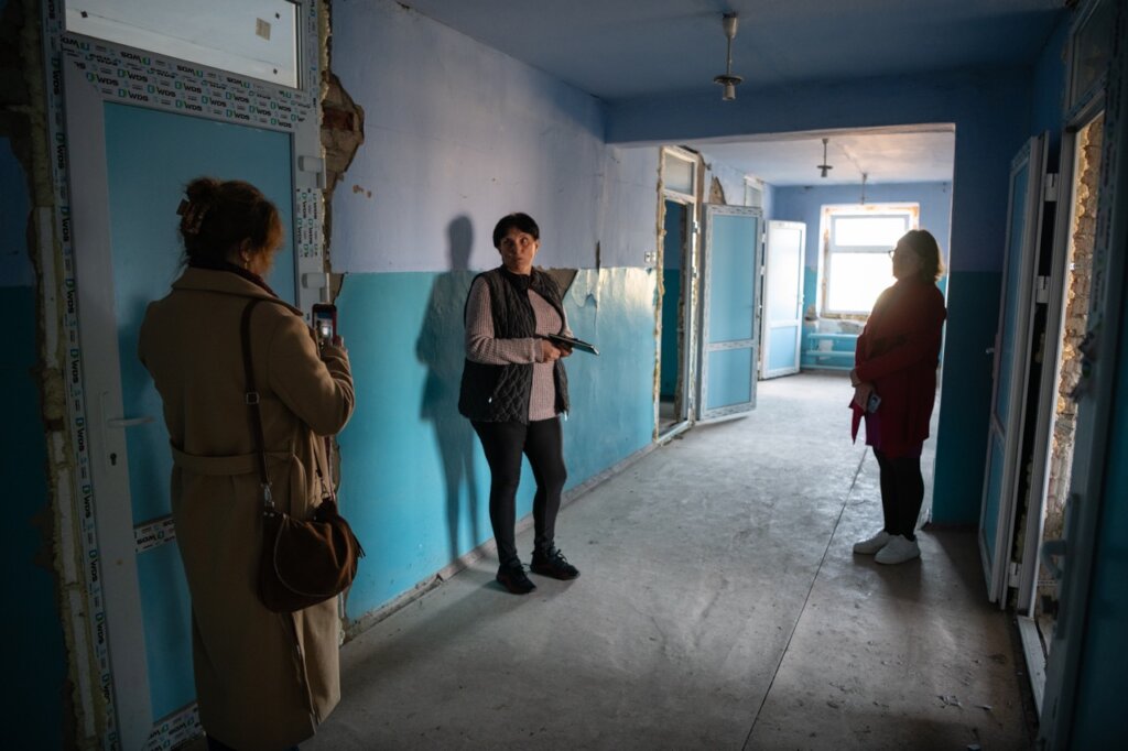 Repair and equipping of a Compact living space IDP