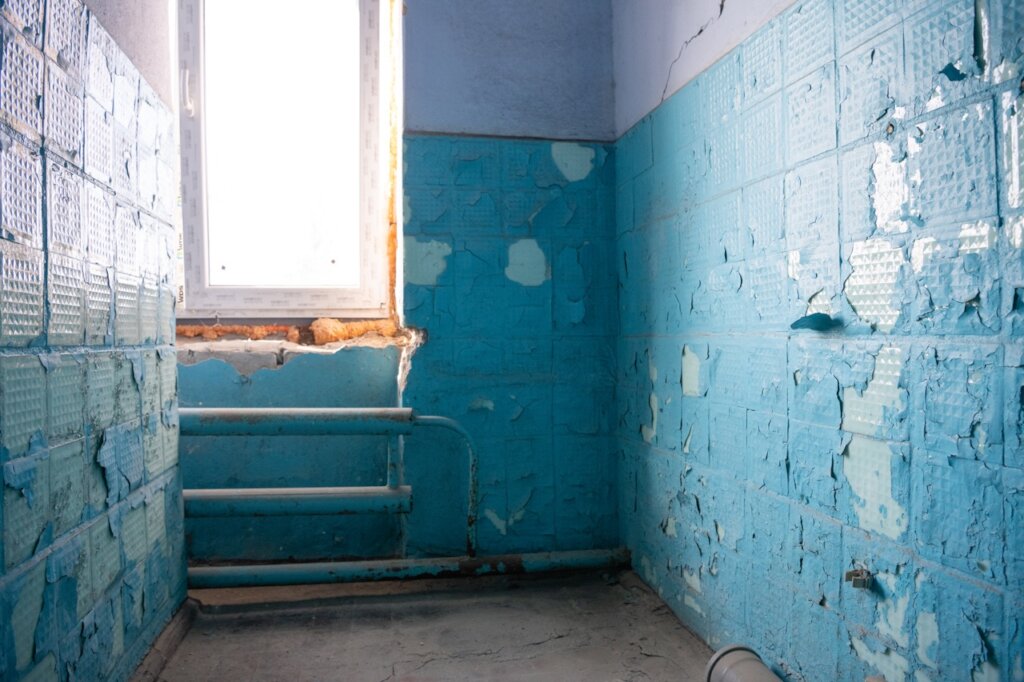 Repair and equipping of a Compact living space IDP