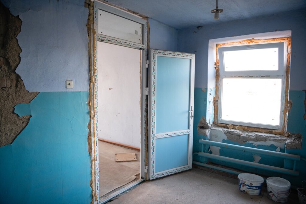 Repair and equipping of a Compact living space IDP