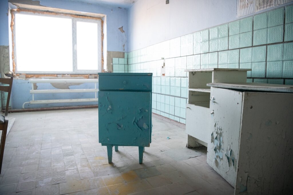 Repair and equipping of a Compact living space IDP