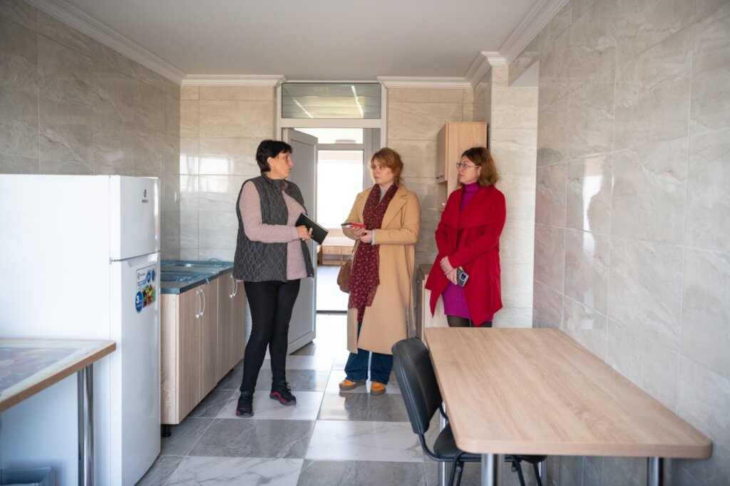 Repair and equipping of a Compact living space IDP