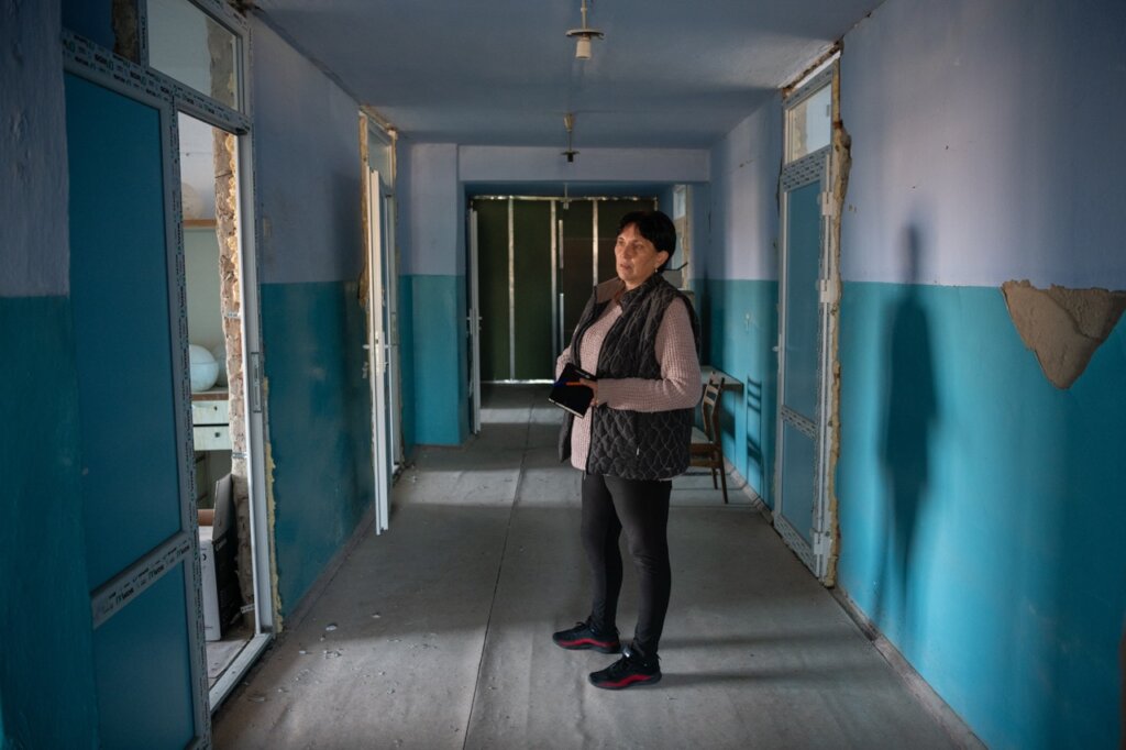 Repair and equipping of a Compact living space IDP