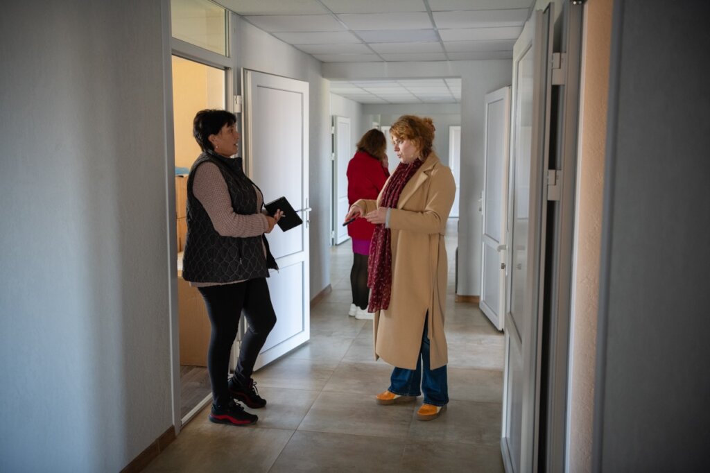 Repair and equipping of a Compact living space IDP