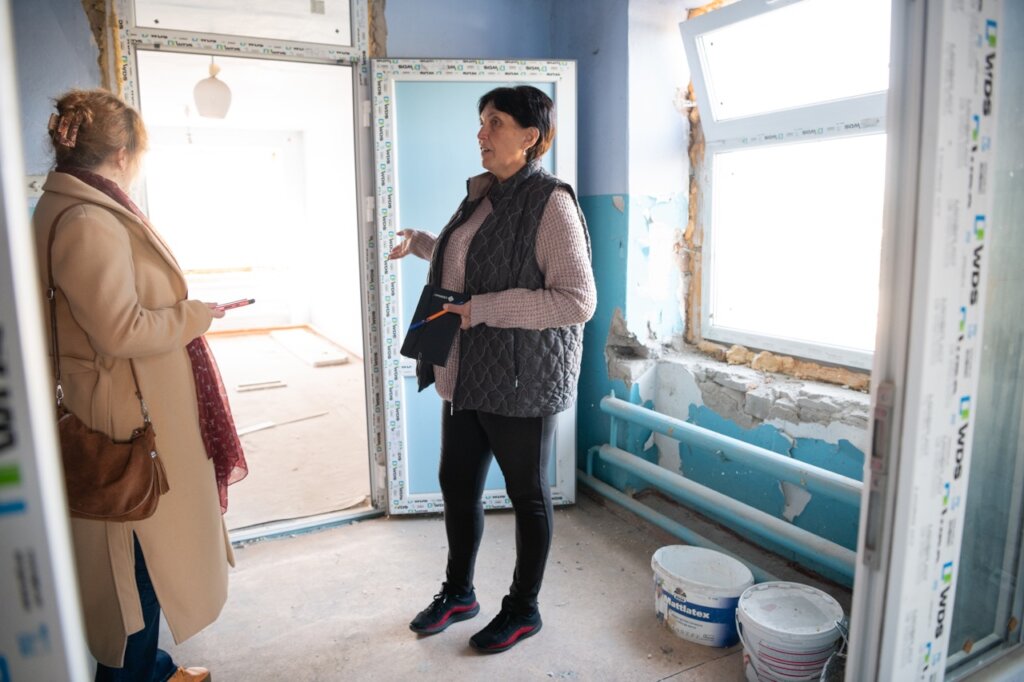 Repair and equipping of a Compact living space IDP