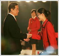 Sias Founder Shawn Chen Congratulates Student