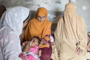 Lady Health Worker vaccinates child in Pakistan