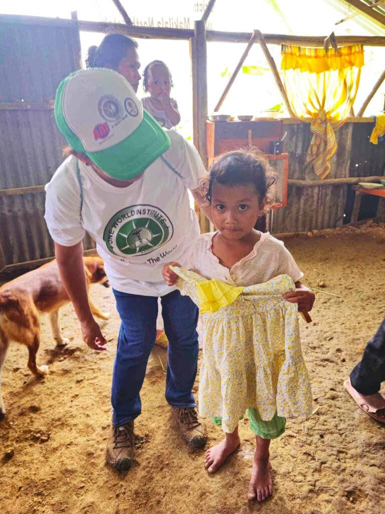 Emergency Aid 2000 typhoon victims in Philippines