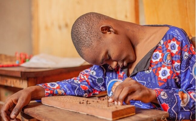 Helping the deaf-blind with educational materials