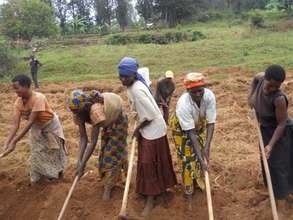Participants cultuvating their dry field
