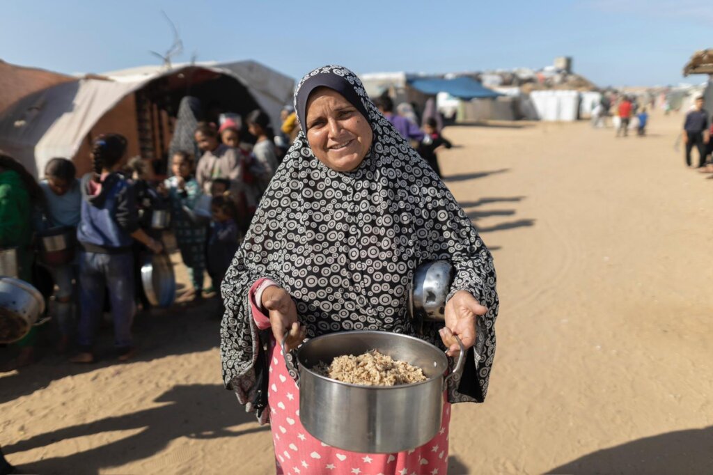 Distributing WCK Meals to Families in Gaza
