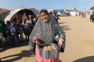 Distributing WCK Meals to Families in Gaza